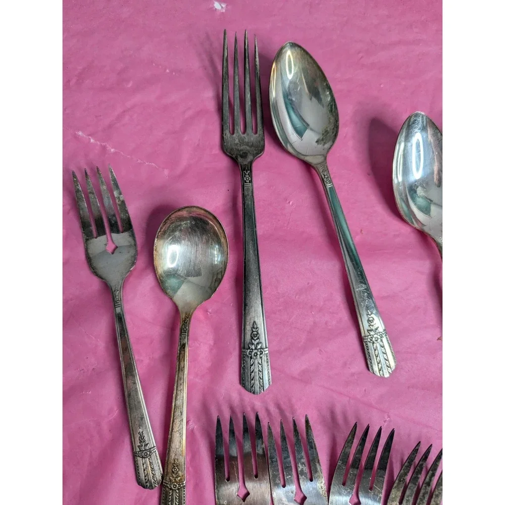 20 Lot WM A Rogers A1 Plus Onieda ltd tudor Silver plated flatware spoons forks‎